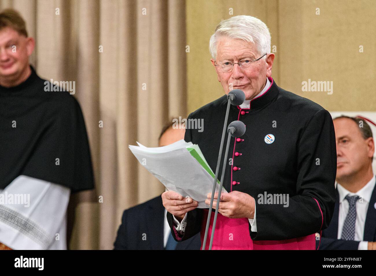 Un vescovo che traduce le parole di Papa Francesco alla comunità cattolica di Lussemburgo nella cattedrale di Notre-Dame durante la sua visita apostolica in Lussemburgo. Foto Stock