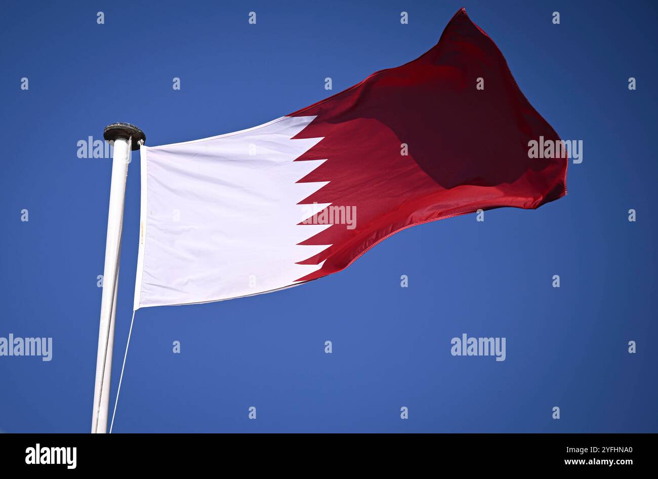 Doha 01.11.2024 Nationalflagge von Qatar a Doha *** Doha 01 11 2024 bandiera nazionale del Qatar a Doha Ulmer Foto Stock