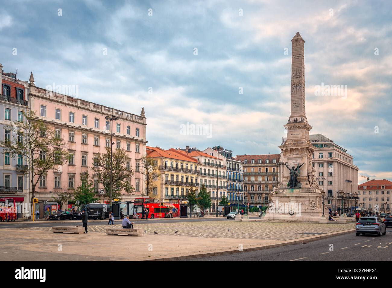 Panorama di Piazza Rossio a Lison, Portogallo (ufficialmente Piazza Re Pietro IV), con caffetterie, negozi e la colonna del Re. Foto Stock
