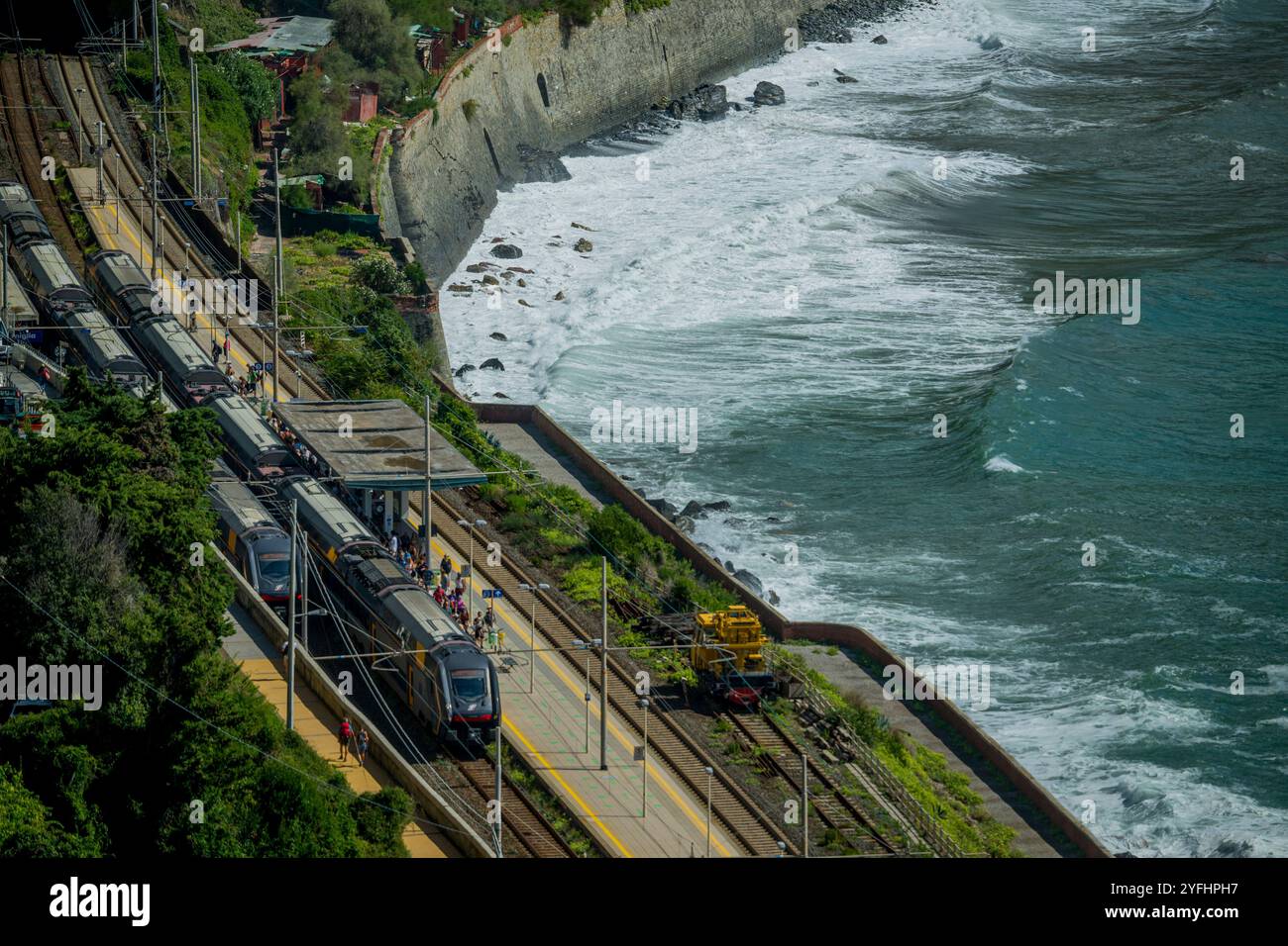Vista della stazione ferroviaria di Corniglia, cinque Terre, provincia di la Spezia, parte della regione Liguria, Italia settentrionale. Foto Stock