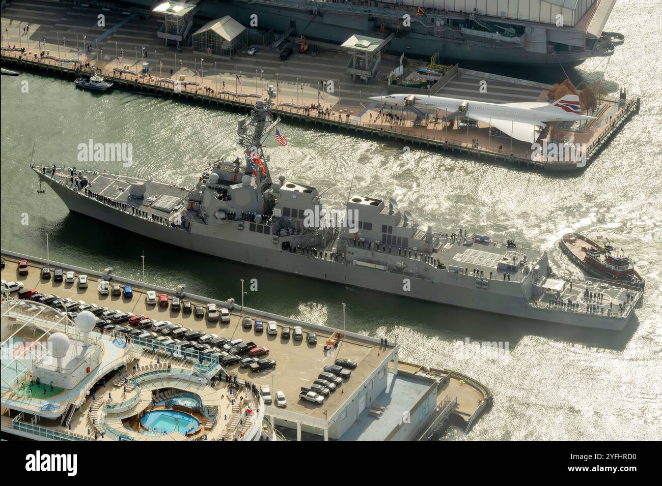 New York, Stati Uniti. 4 novembre 2024. Il cacciatorpediniere missilistico guidato classe Arleigh Burke USS John Basilone della Marina americana tira la banchina al molo 88 per essere messo in servizio come nuova nave della marina, il 4 novembre 2024 a New York City, New York. Crediti: EJ Hersom/DOD Photo/Alamy Live News Foto Stock