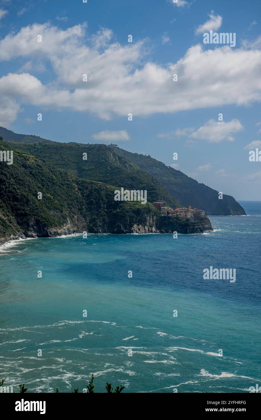 Vista della costa dal paese di Corniglia, cinque Terre, provincia di la Spezia, parte della regione Liguria, Italia settentrionale. Foto Stock