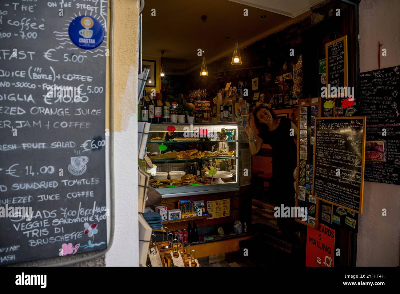 Vicolo con un piccolo negozio che vende panini e spuntini nel paese di Corniglia, cinque Terre, provincia di la Spezia, parte della regione di li Foto Stock