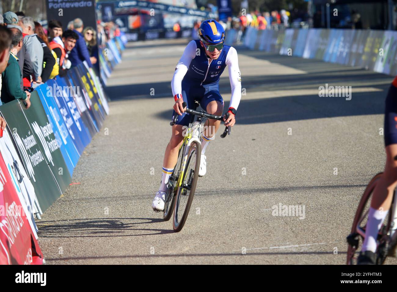 Pontevedra, Spagna, 3 novembre 2024: Il ciclista francese Soan Ruesche (3) durante la gara maschile juniores dei Campionati europei di ciclocross 2024, il 3 novembre 2024, a Pontevedra, Spagna. Crediti: Alberto Brevers / Alamy Live News. Foto Stock