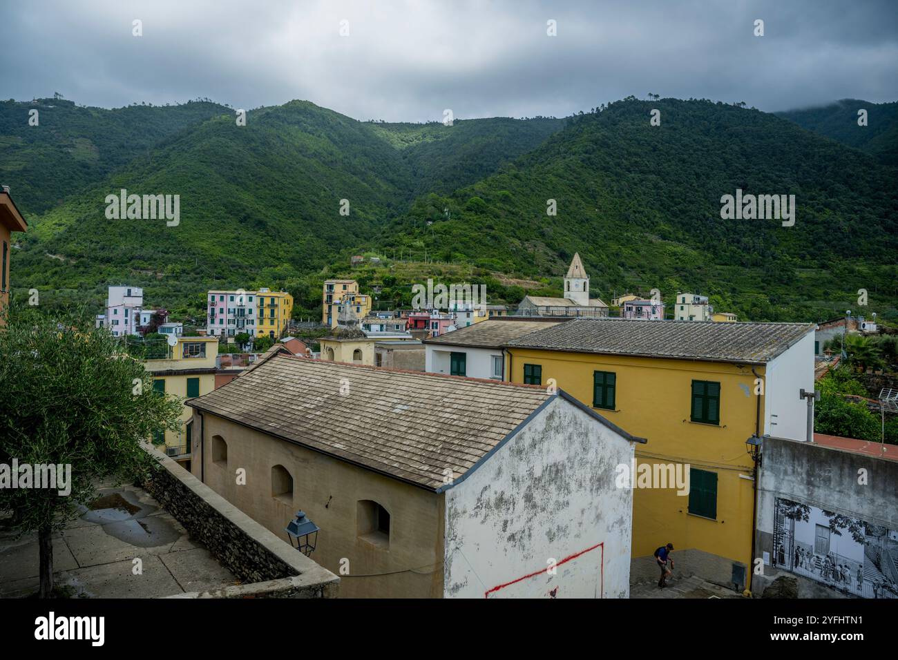 Scenario paesaggistico con case nel paese di Corniglia, cinque Terre, provincia di la Spezia, parte della regione Liguria, Italia settentrionale. Foto Stock