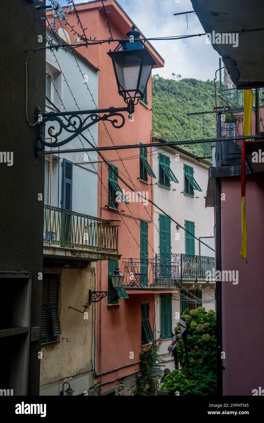Scenario paesaggistico con case nel paese di Corniglia, cinque Terre, provincia di la Spezia, parte della regione Liguria, Italia settentrionale. Foto Stock