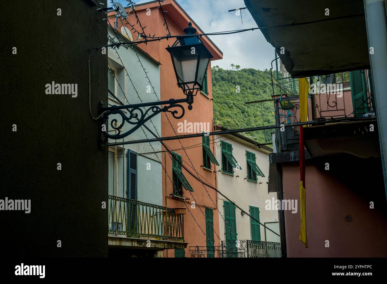 Scenario paesaggistico con case nel paese di Corniglia, cinque Terre, provincia di la Spezia, parte della regione Liguria, Italia settentrionale. Foto Stock