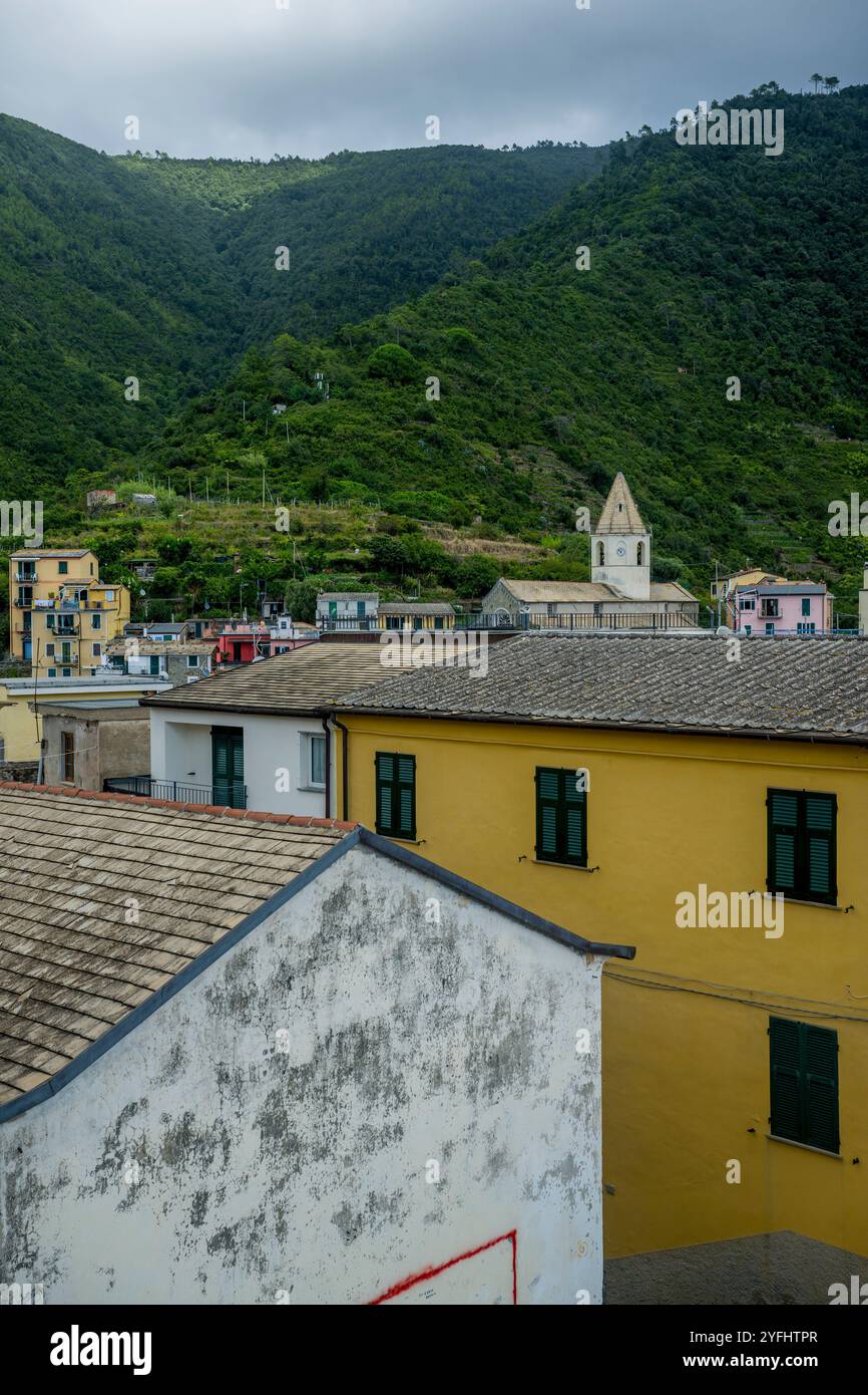 Scenario paesaggistico con case nel paese di Corniglia, cinque Terre, provincia di la Spezia, parte della regione Liguria, Italia settentrionale. Foto Stock