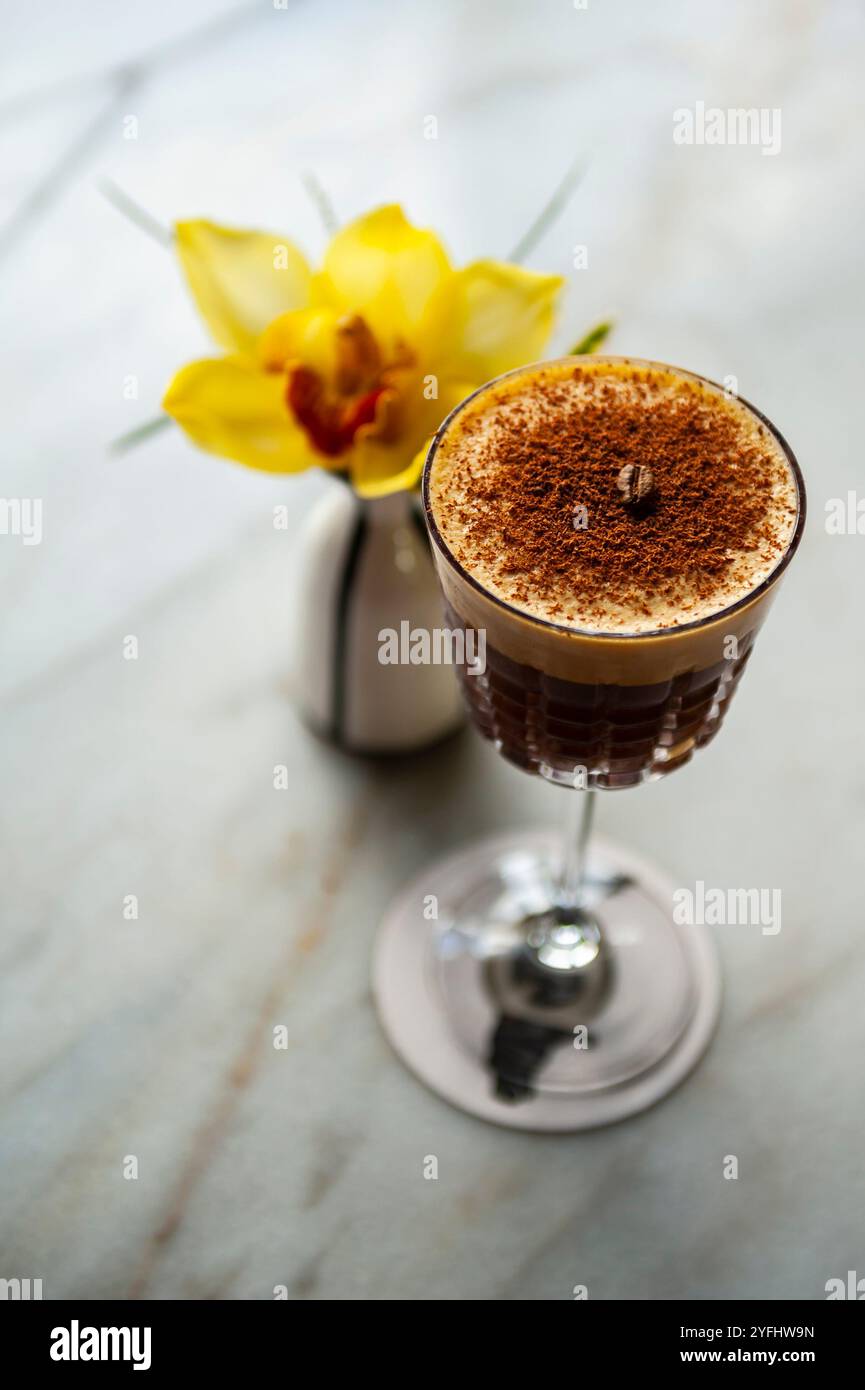 Delizioso espresso Martini con sfondo semplice Foto Stock