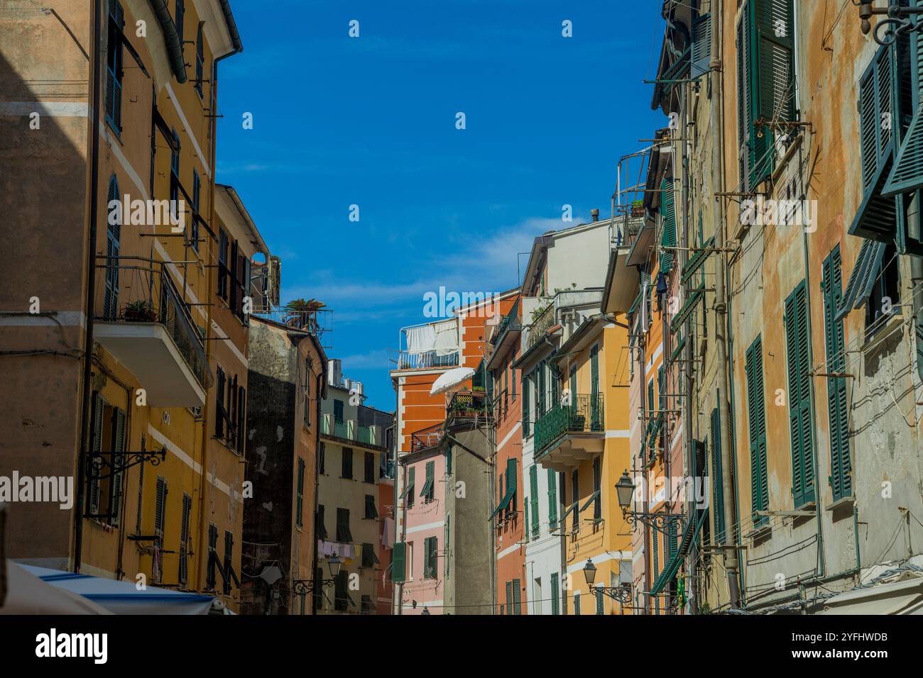 Scena di strada con case lungo la via Roma nel paese di Vernazza, cinque Terre, provincia di la Spezia, parte della regione Liguria, nord i Foto Stock