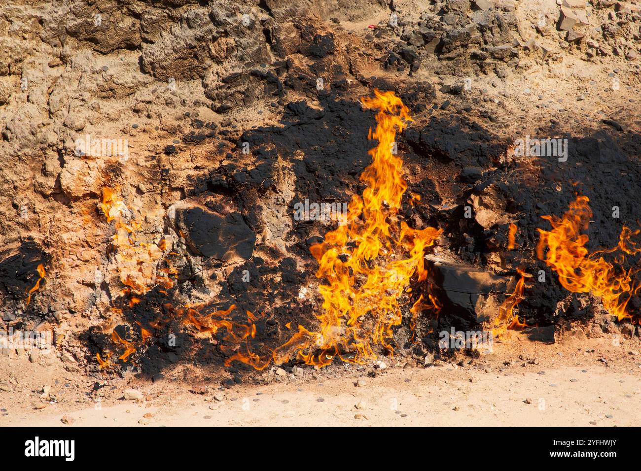 Primo piano di Yanar Dagh (montagna incendiata), un incendio a gas naturale che continua a esplodere vicino a Baku, Azerbaigian Foto Stock