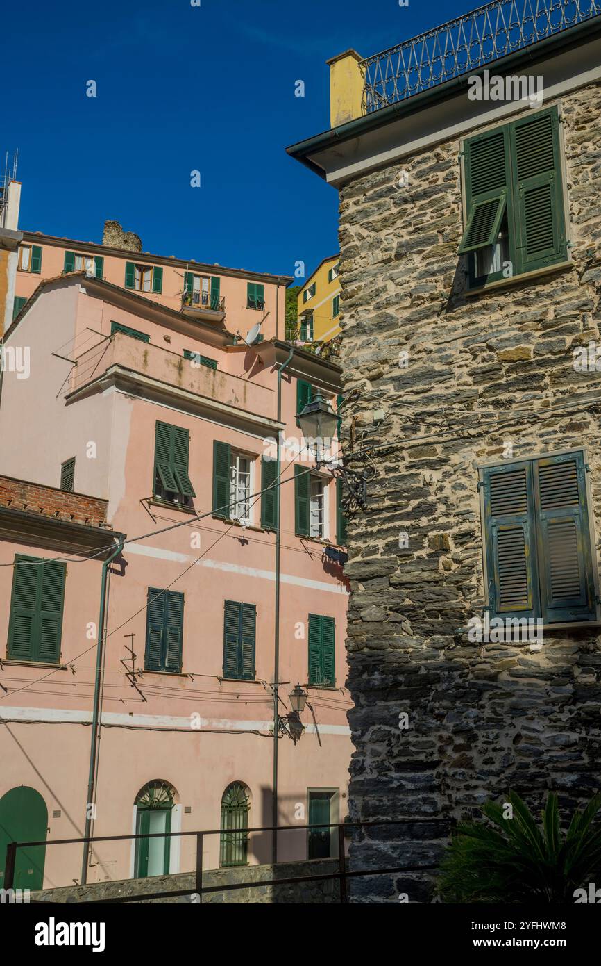 Scena di strada con case nel paese di Vernazza, cinque Terre, provincia di la Spezia, parte della regione Liguria, Italia settentrionale. Foto Stock