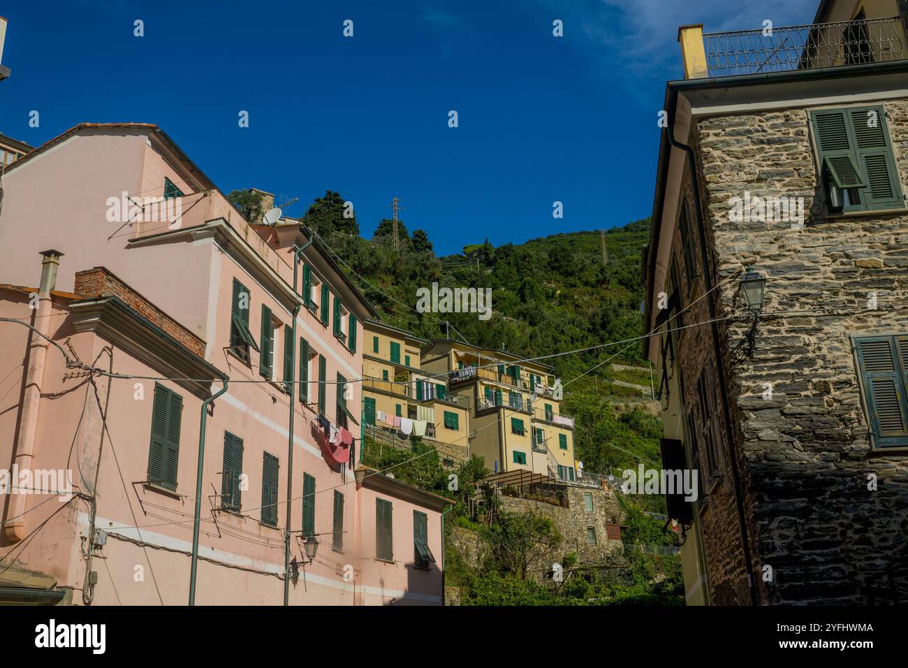 Scena di strada con case nel paese di Vernazza, cinque Terre, provincia di la Spezia, parte della regione Liguria, Italia settentrionale. Foto Stock