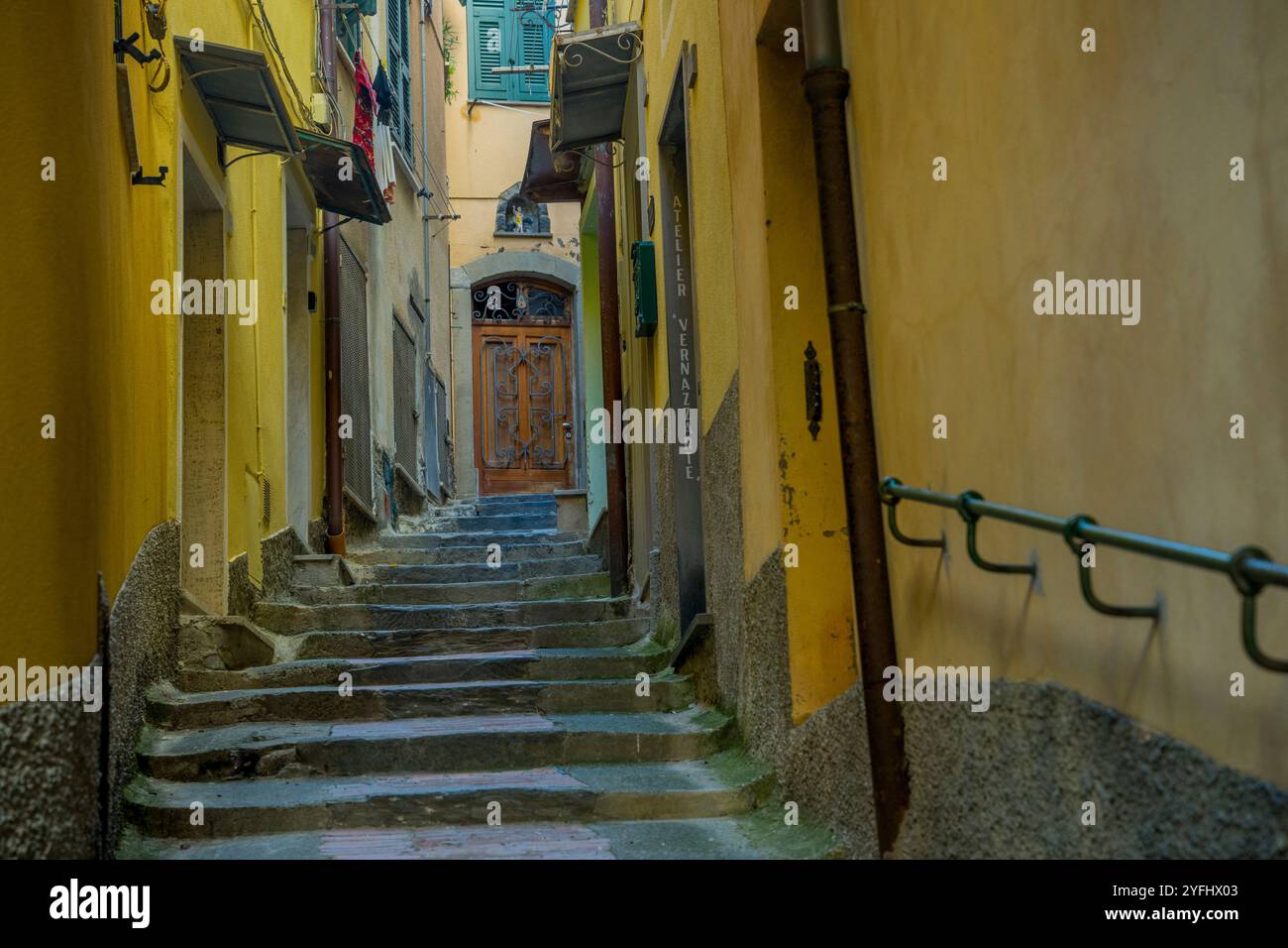 Vicolo stretto nel paese di Vernazza, cinque Terre, provincia di la Spezia, parte della regione Liguria, Italia settentrionale. Foto Stock