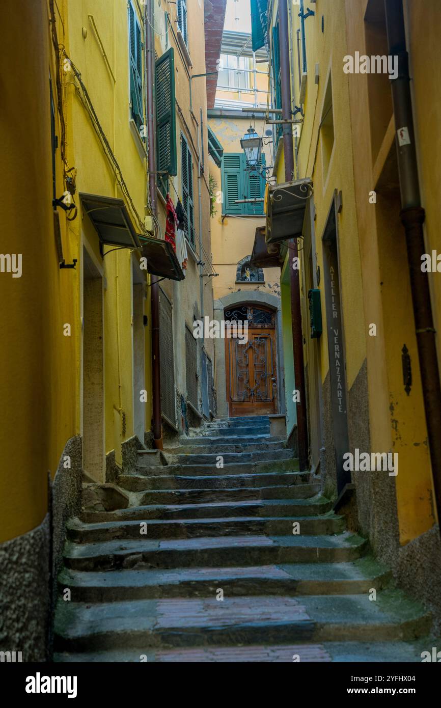 Vicolo stretto nel paese di Vernazza, cinque Terre, provincia di la Spezia, parte della regione Liguria, Italia settentrionale. Foto Stock