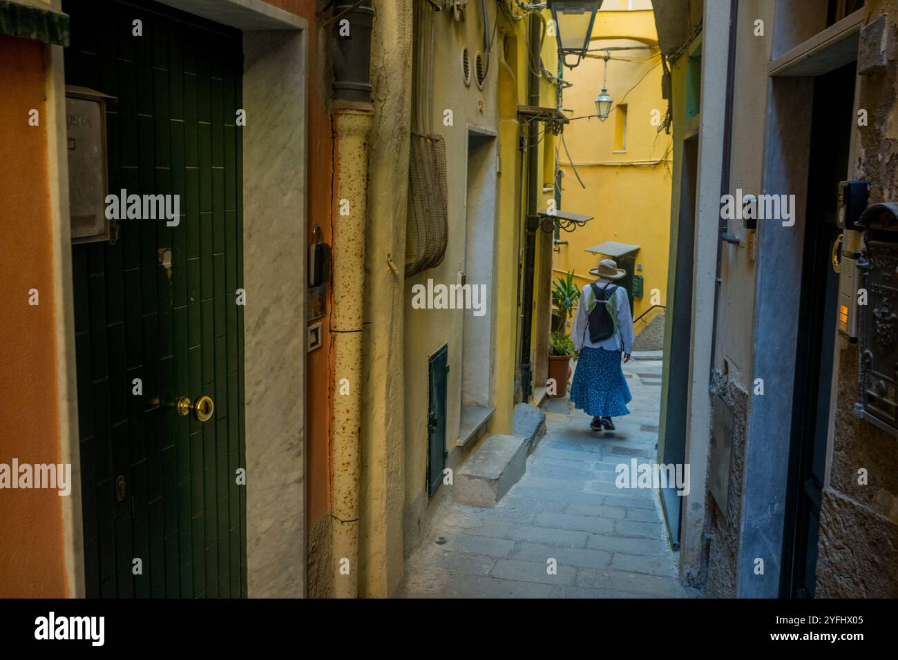 Vicolo stretto nel paese di Vernazza, cinque Terre, provincia di la Spezia, parte della regione Liguria, Italia settentrionale. Foto Stock