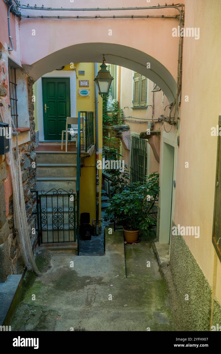 Vicolo stretto nel paese di Vernazza, cinque Terre, provincia di la Spezia, parte della regione Liguria, Italia settentrionale. Foto Stock