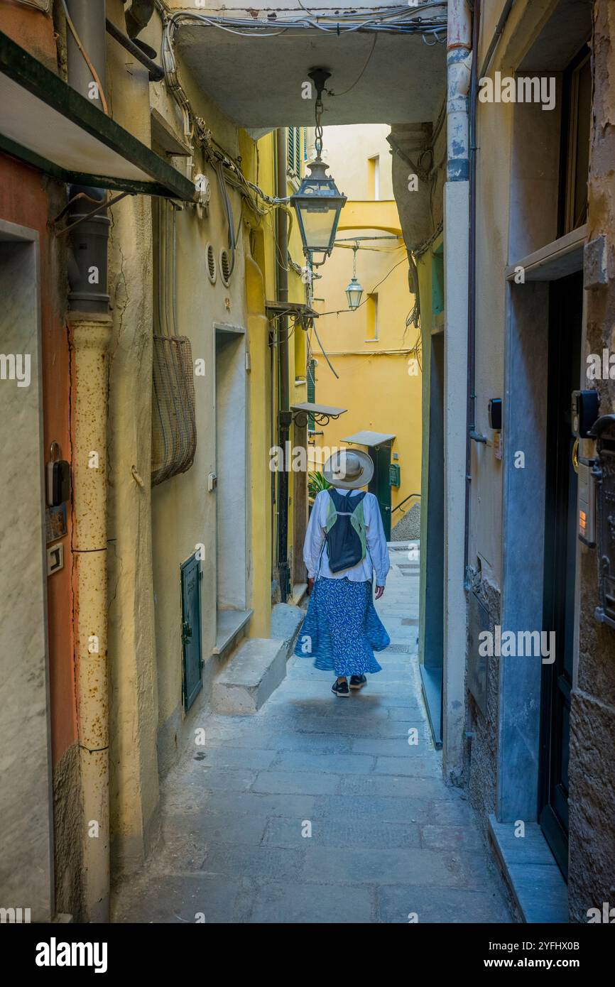 Vicolo stretto nel paese di Vernazza, cinque Terre, provincia di la Spezia, parte della regione Liguria, Italia settentrionale. Foto Stock