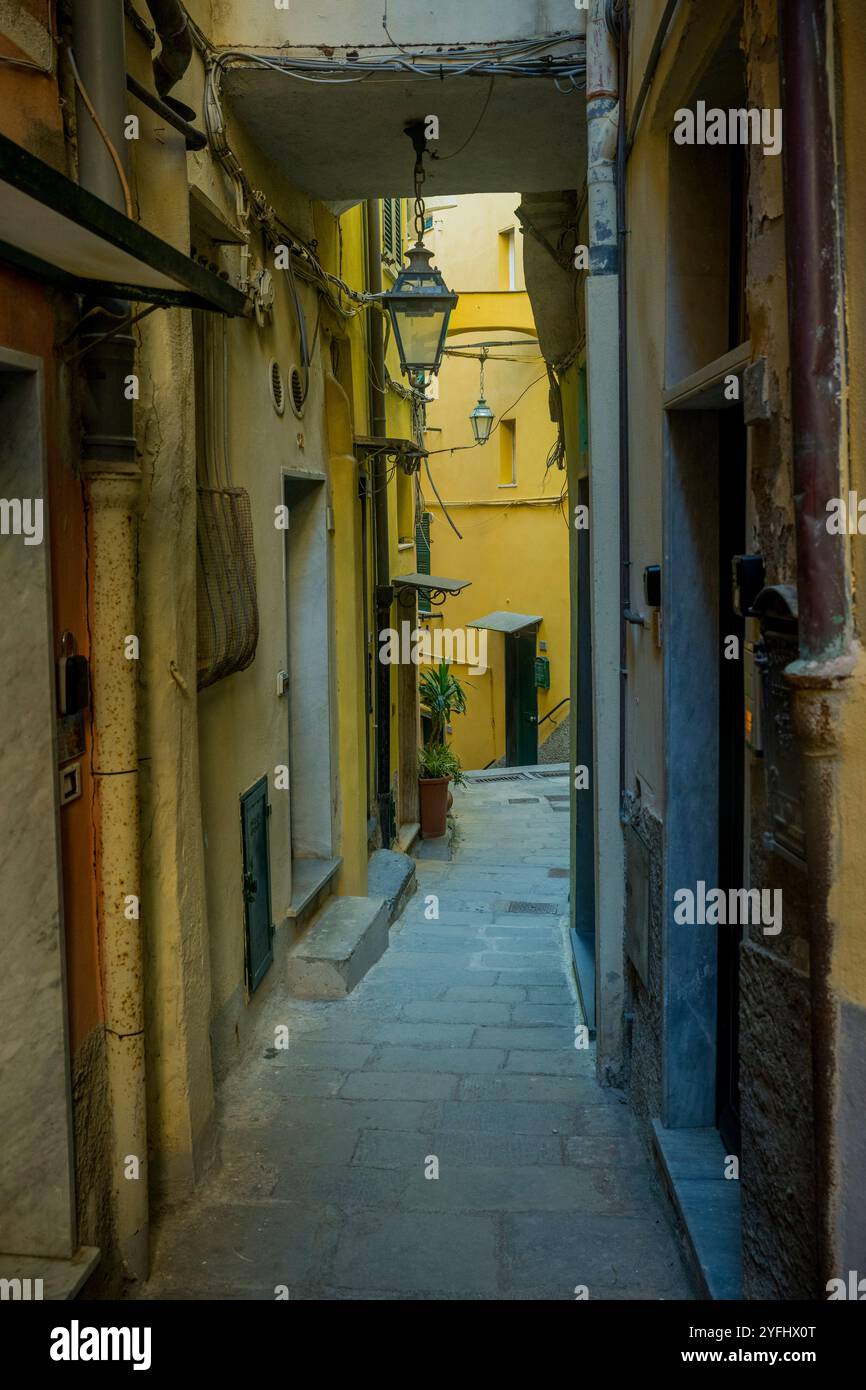 Vicolo stretto nel paese di Vernazza, cinque Terre, provincia di la Spezia, parte della regione Liguria, Italia settentrionale. Foto Stock