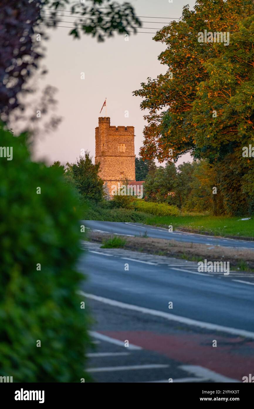 St Mary the Virgin Church Chalk con Rochester Road in primo piano Foto Stock