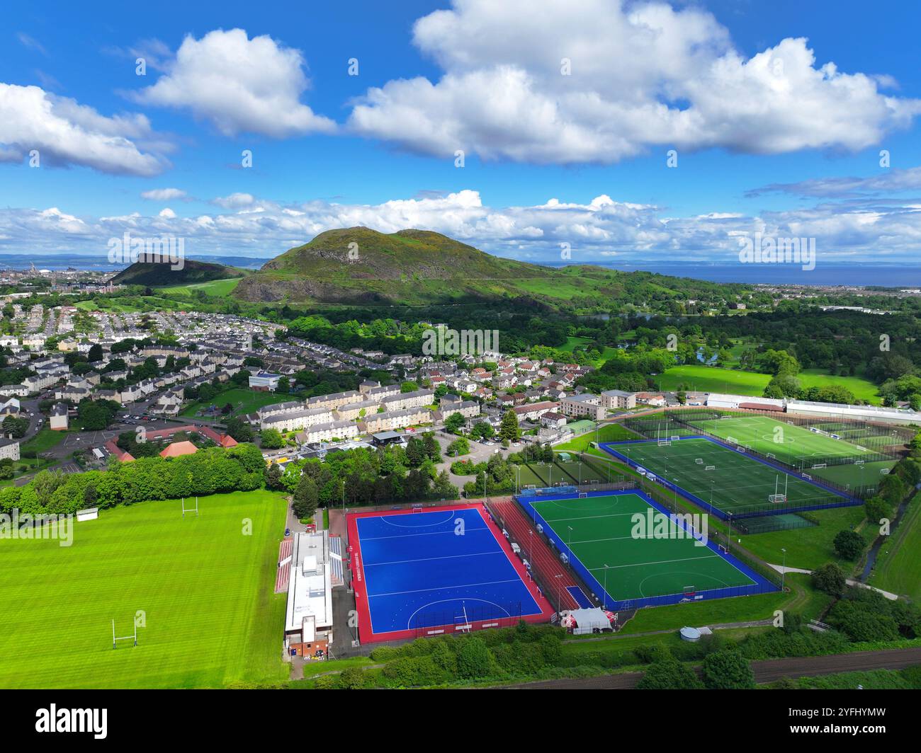 Vista aerea dei campi da gioco di Peffermill a Prestonfield Edinburgh con drone verso Arthurs Seat e Salisbury Crags Foto Stock