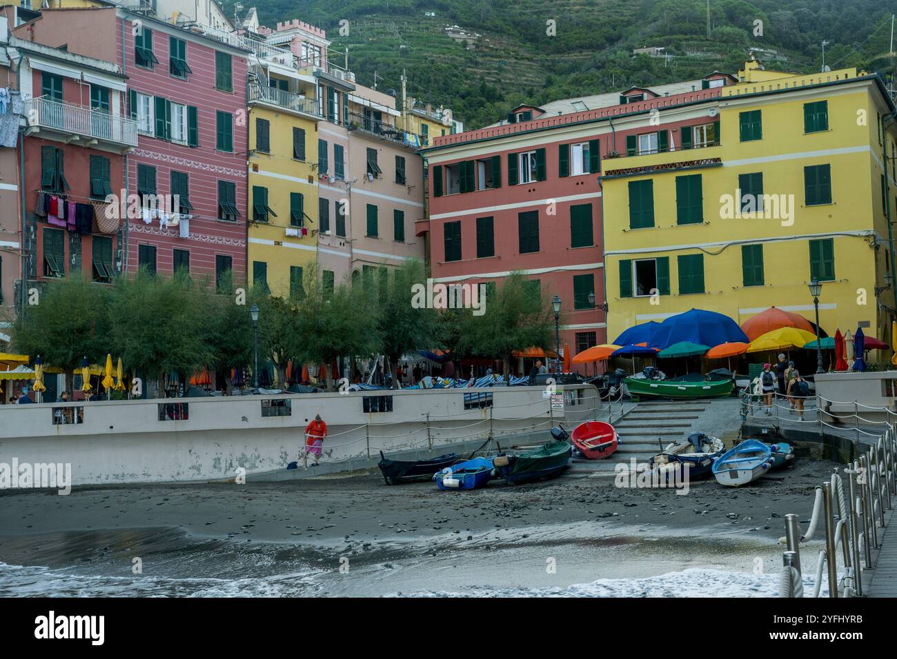 Veduta del porto di pescatori nel villaggio di Vernazza, cinque Terre, provincia di la Spezia, parte della regione Liguria, Italia settentrionale. Foto Stock