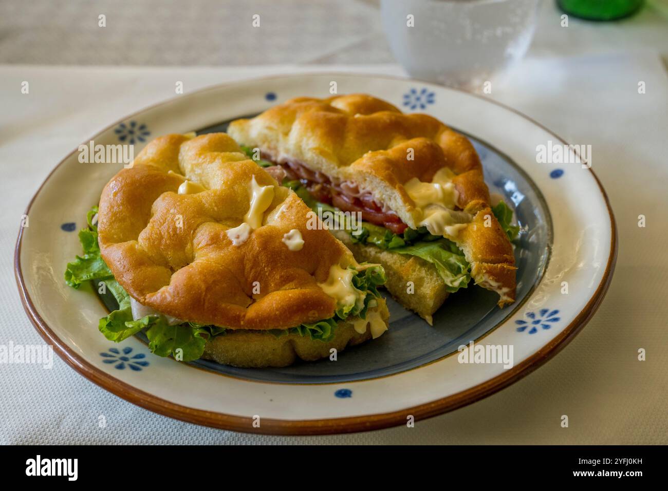 Un sandwich di prosciutto nel paese di Vernazza, cinque Terre, provincia di la Spezia, parte della regione Liguria, Italia settentrionale. Foto Stock