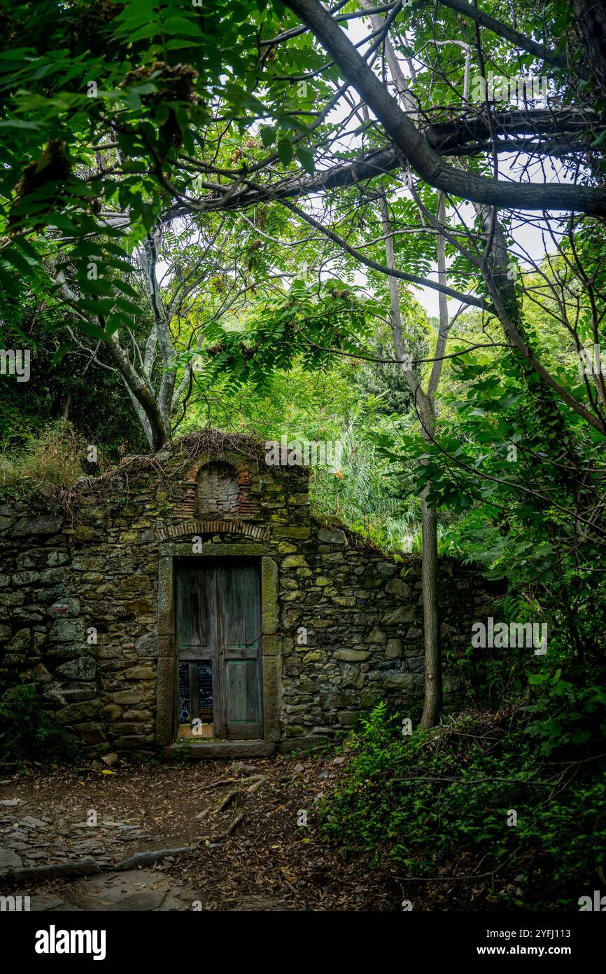 Un'antica cinta muraria e porta in pietra nei pressi di Vernazza lungo l'escursione da Corniglia a Vernazza, cinque Terre, provincia di la Spezia, parte della regione Liguria Foto Stock