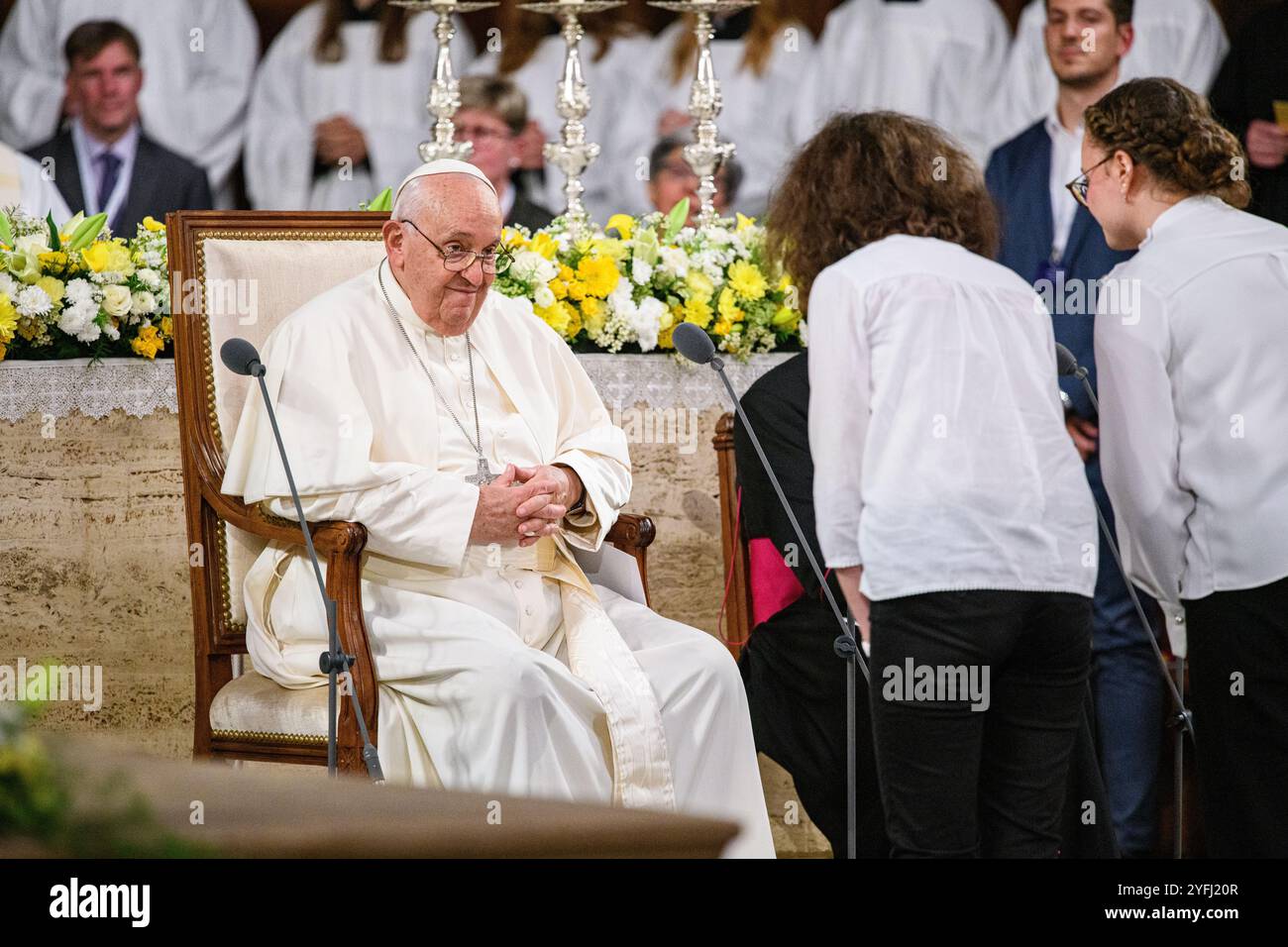 Papa Francesco sorride ai bambini che hanno portato la statua di nostra Signora. Cattedrale di Notre-Dame del Lussemburgo. Foto Stock