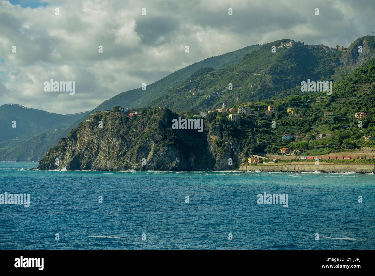 Veduta di Corniglia dal villaggio di Manarola, cinque Terre, provincia della Spezia, parte della regione Liguria, Italia settentrionale. Foto Stock