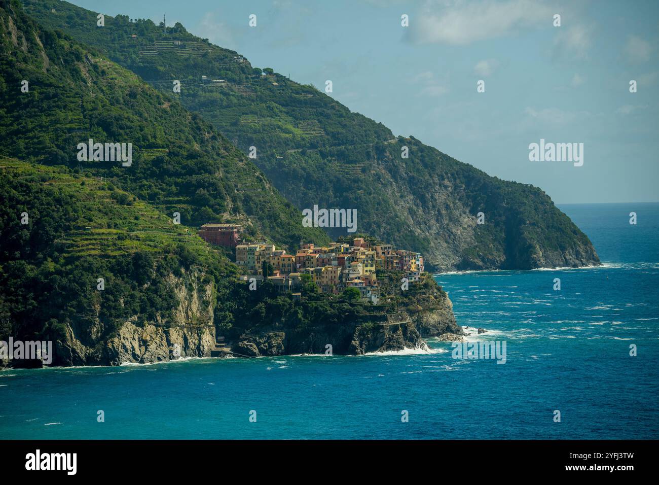 Vista di Manarola dal paese di Corniglia, cinque Terre, provincia della Spezia, parte della regione Liguria, Italia settentrionale. Foto Stock