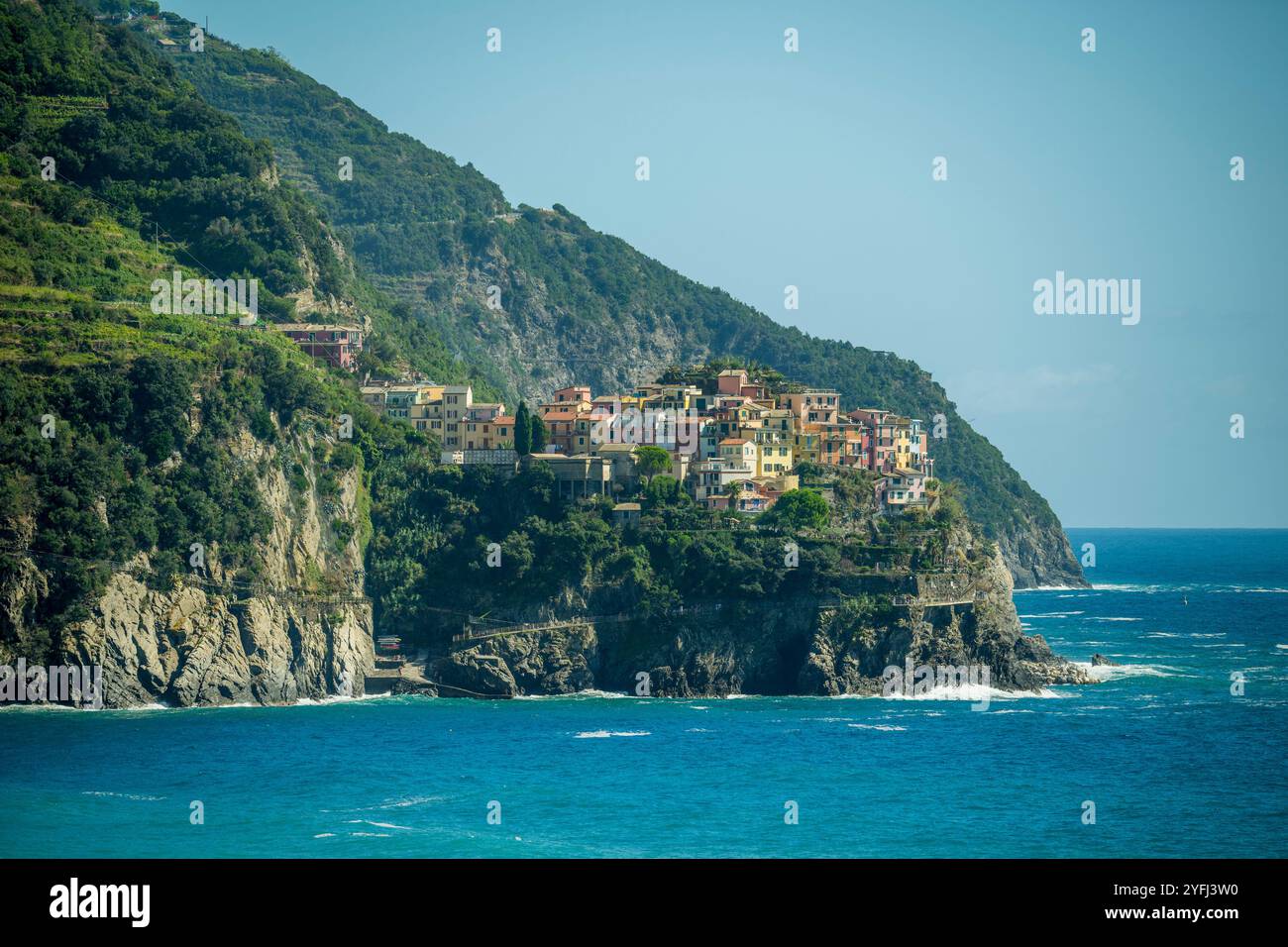 Vista di Manarola dal paese di Corniglia, cinque Terre, provincia della Spezia, parte della regione Liguria, Italia settentrionale. Foto Stock