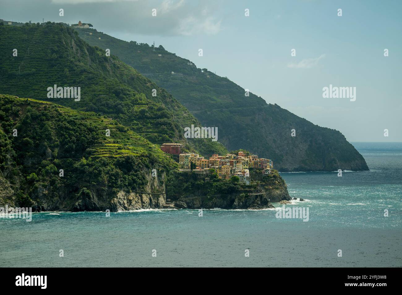 Vista di Manarola dal paese di Corniglia, cinque Terre, provincia della Spezia, parte della regione Liguria, Italia settentrionale. Foto Stock