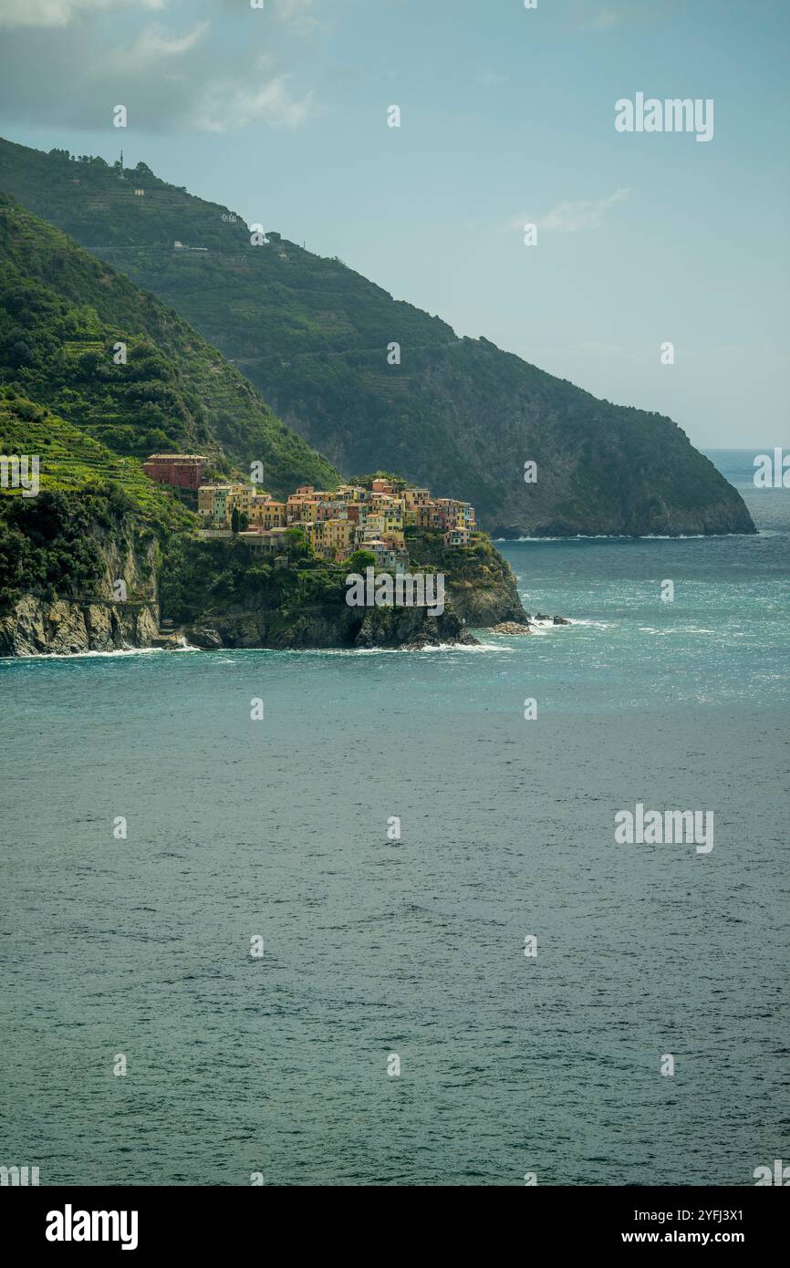 Vista di Manarola dal paese di Corniglia, cinque Terre, provincia della Spezia, parte della regione Liguria, Italia settentrionale. Foto Stock