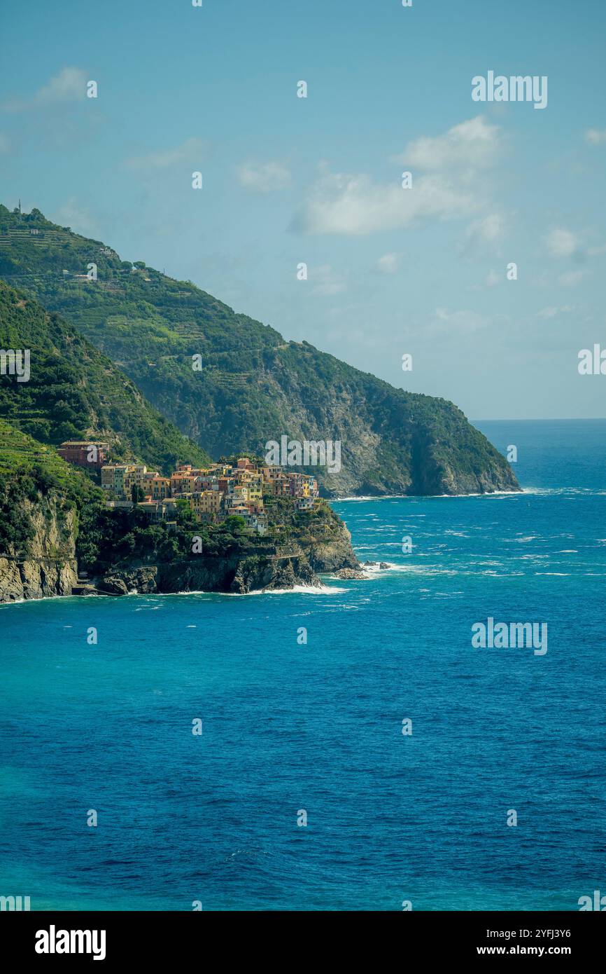 Vista di Manarola dal paese di Corniglia, cinque Terre, provincia della Spezia, parte della regione Liguria, Italia settentrionale. Foto Stock