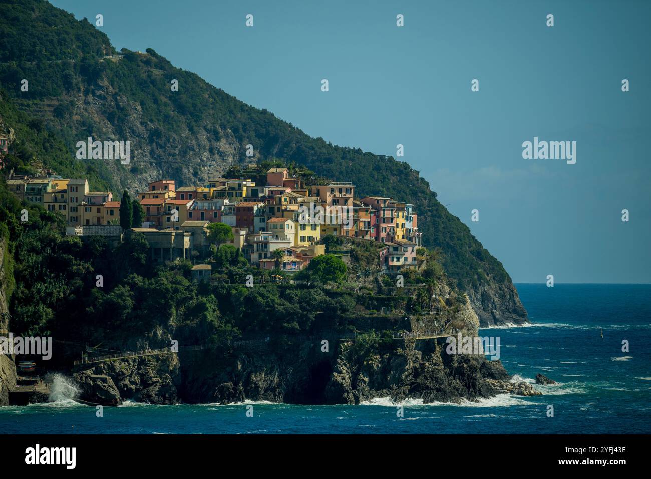 Vista di Manarola dal paese di Corniglia, cinque Terre, provincia della Spezia, parte della regione Liguria, Italia settentrionale. Foto Stock