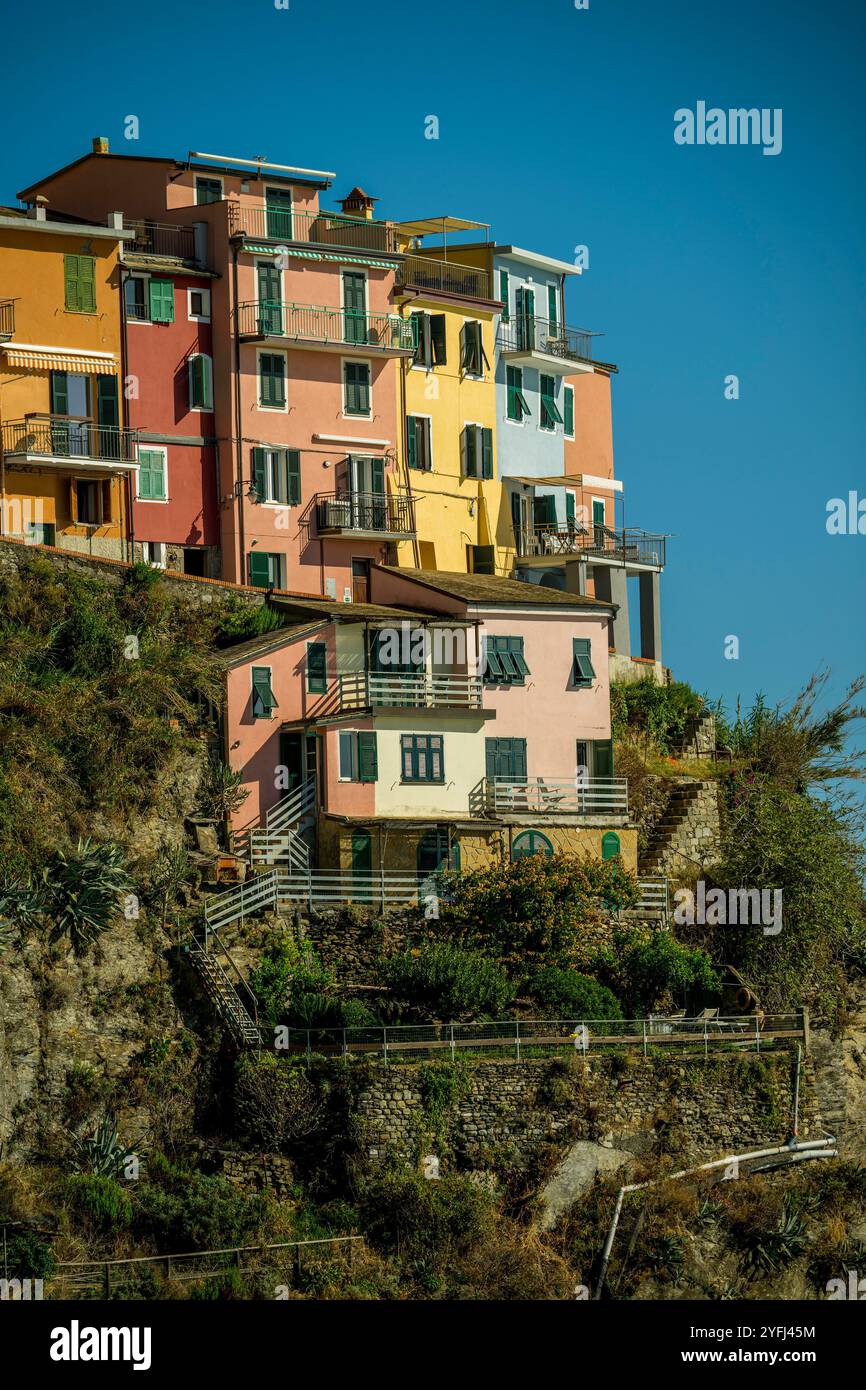 Vista delle case colorate di Manarola, costruite su un'alta roccia a 70 metri sul livello del mare, cinque Terre, provincia di la Spezia, parte della regione di L. Foto Stock