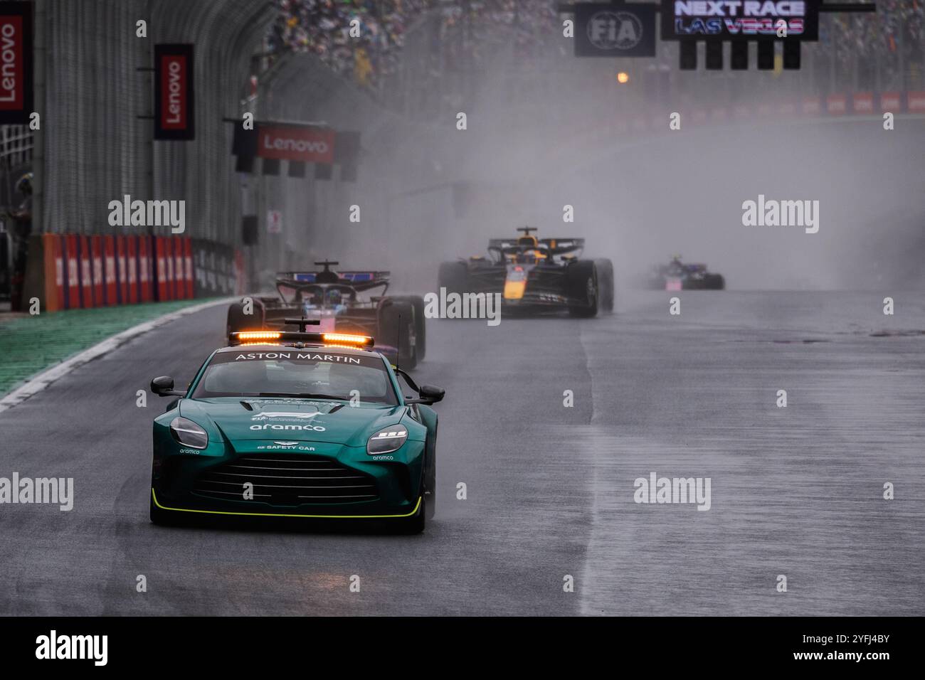 Autodromo Jose Carlos Pace, quindi Paulo, Brasile. 3.November.2024; Safety car deproyed durante il Gran Premio di Formula 1 del Brasile crediti: Jay Hirano/AFLO/Alamy Live News Foto Stock
