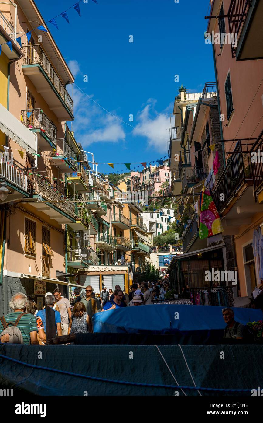 Scena di strada con case colorate di Manarola, cinque Terre, provincia di la Spezia, parte della regione Liguria, Italia settentrionale. Foto Stock