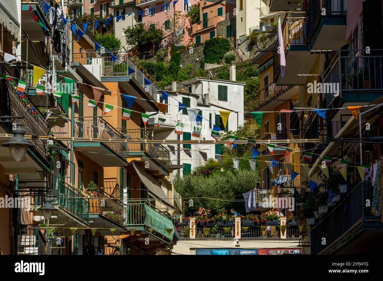 Scena di strada con case colorate di Manarola, cinque Terre, provincia di la Spezia, parte della regione Liguria, Italia settentrionale. Foto Stock