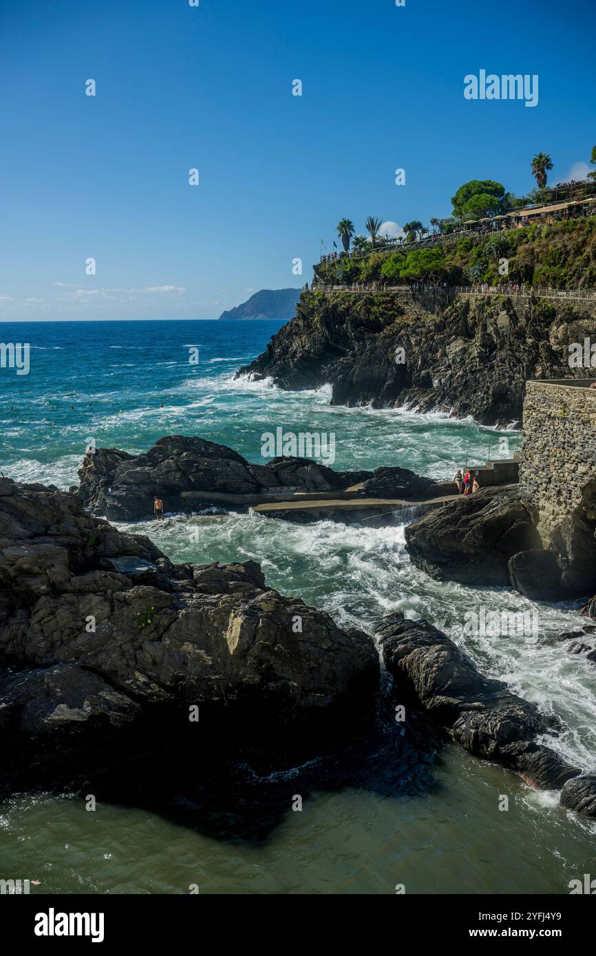 Onde che si infrangono nel minuscolo porto di Manarola, cinque Terre, provincia della Spezia, parte della regione Liguria, Italia settentrionale. Foto Stock