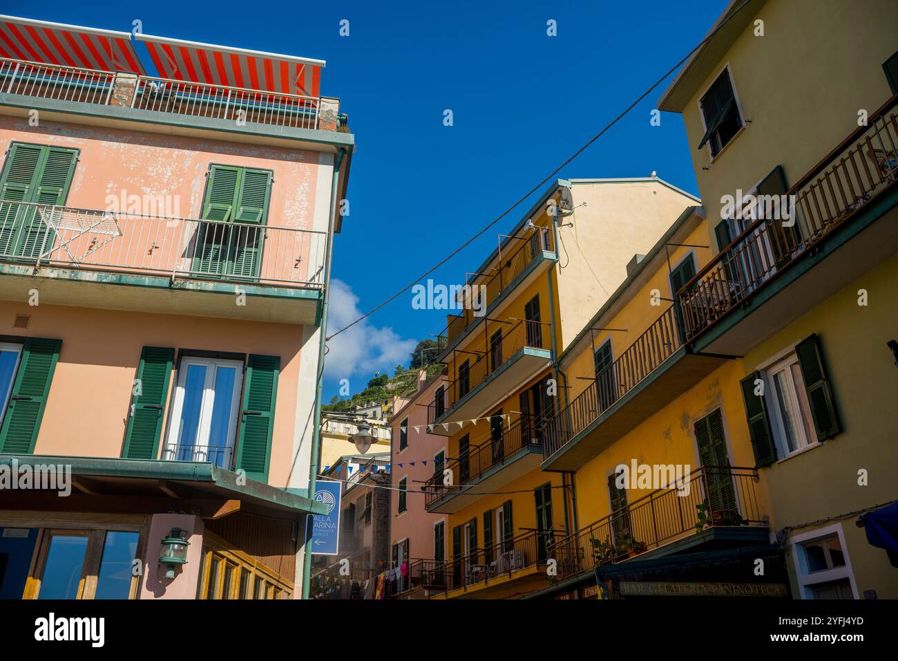 Scena di strada con case colorate di Manarola, cinque Terre, provincia di la Spezia, parte della regione Liguria, Italia settentrionale. Foto Stock