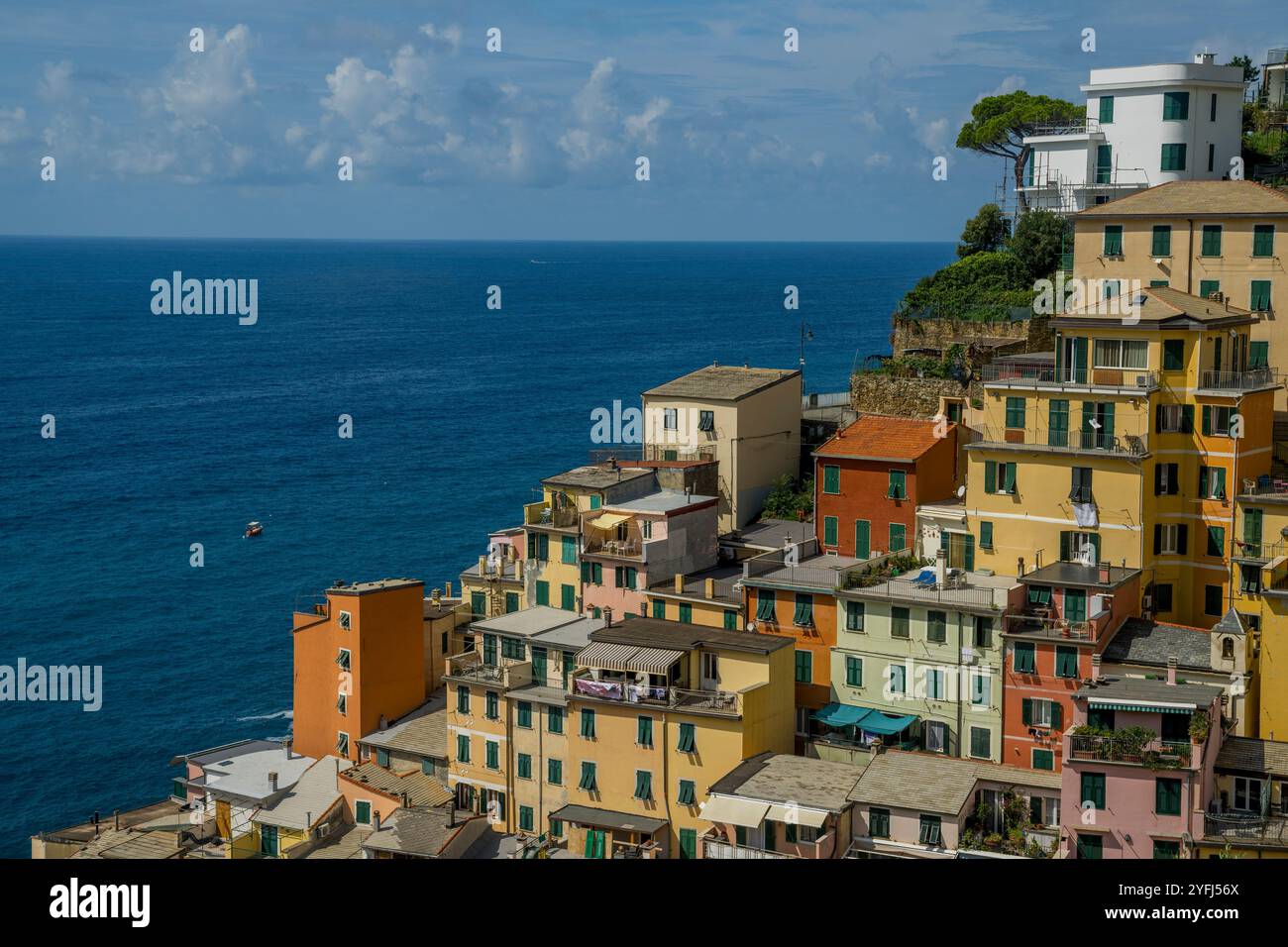 Veduta delle case colorate costruite sulle rocce nel villaggio di Riomaggiore, cinque Terre, provincia di la Spezia, parte della regione Liguria, a nord Foto Stock