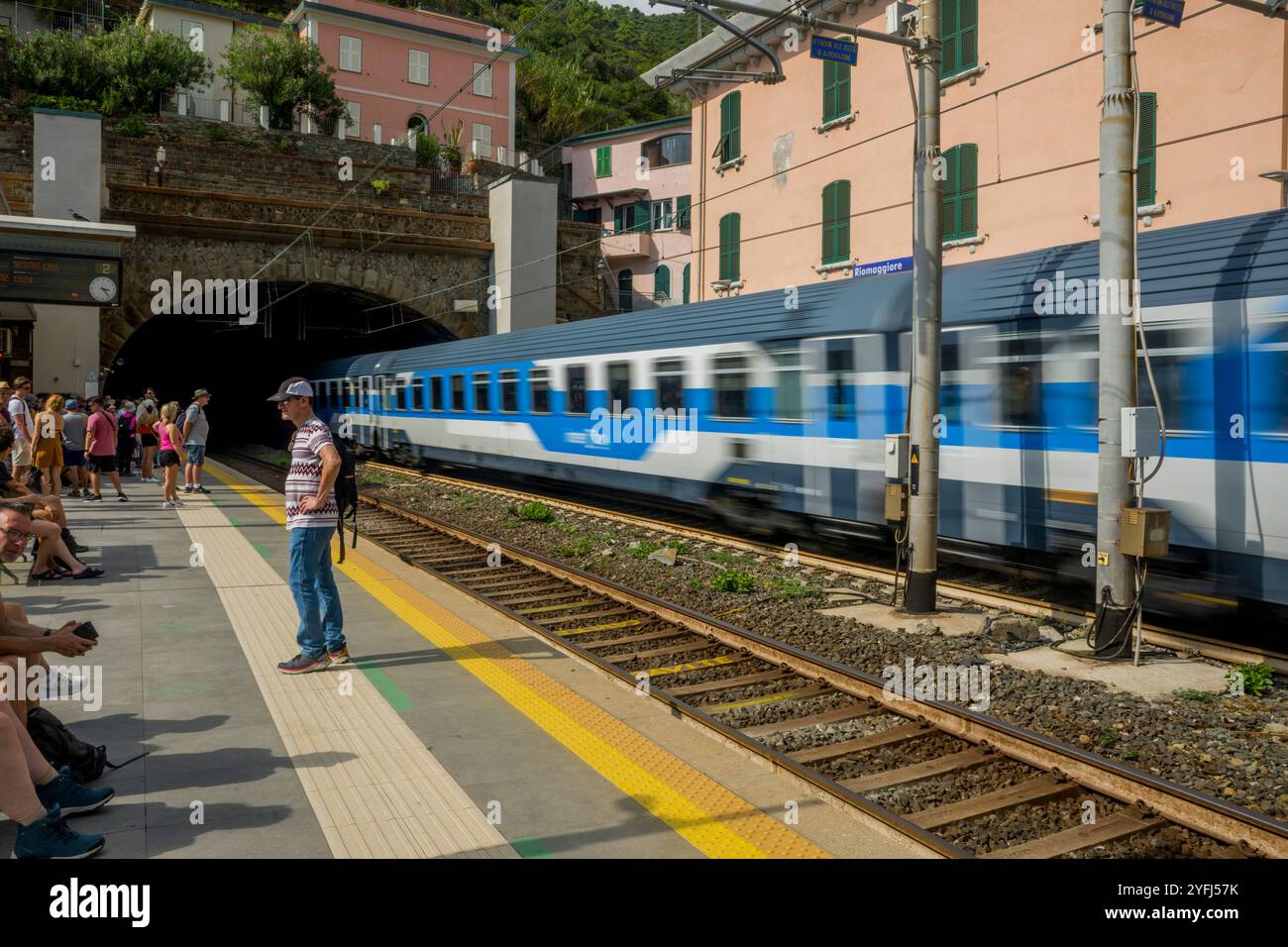 La stazione ferroviaria di Riomaggiore, cinque Terre, provincia di la Spezia, parte della regione Liguria, Italia settentrionale. Foto Stock