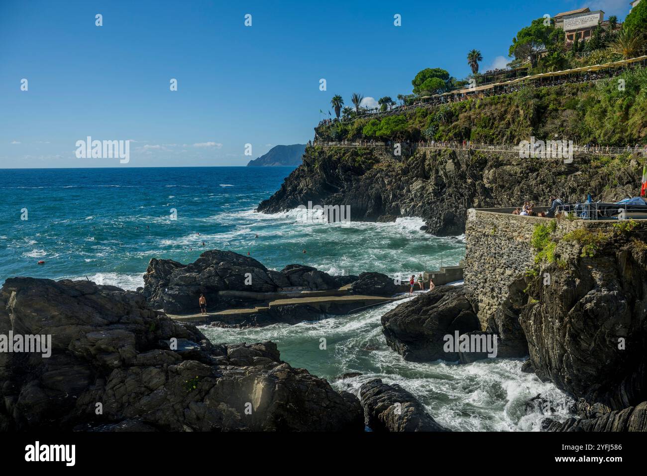 Onde che si infrangono nel minuscolo porto di Manarola, cinque Terre, provincia della Spezia, parte della regione Liguria, Italia settentrionale. Foto Stock