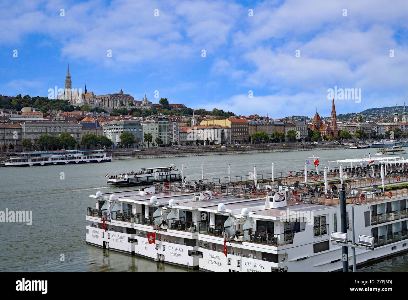 Barche fluviali sul Danubio, con la collina di Buda sullo sfondo Foto Stock