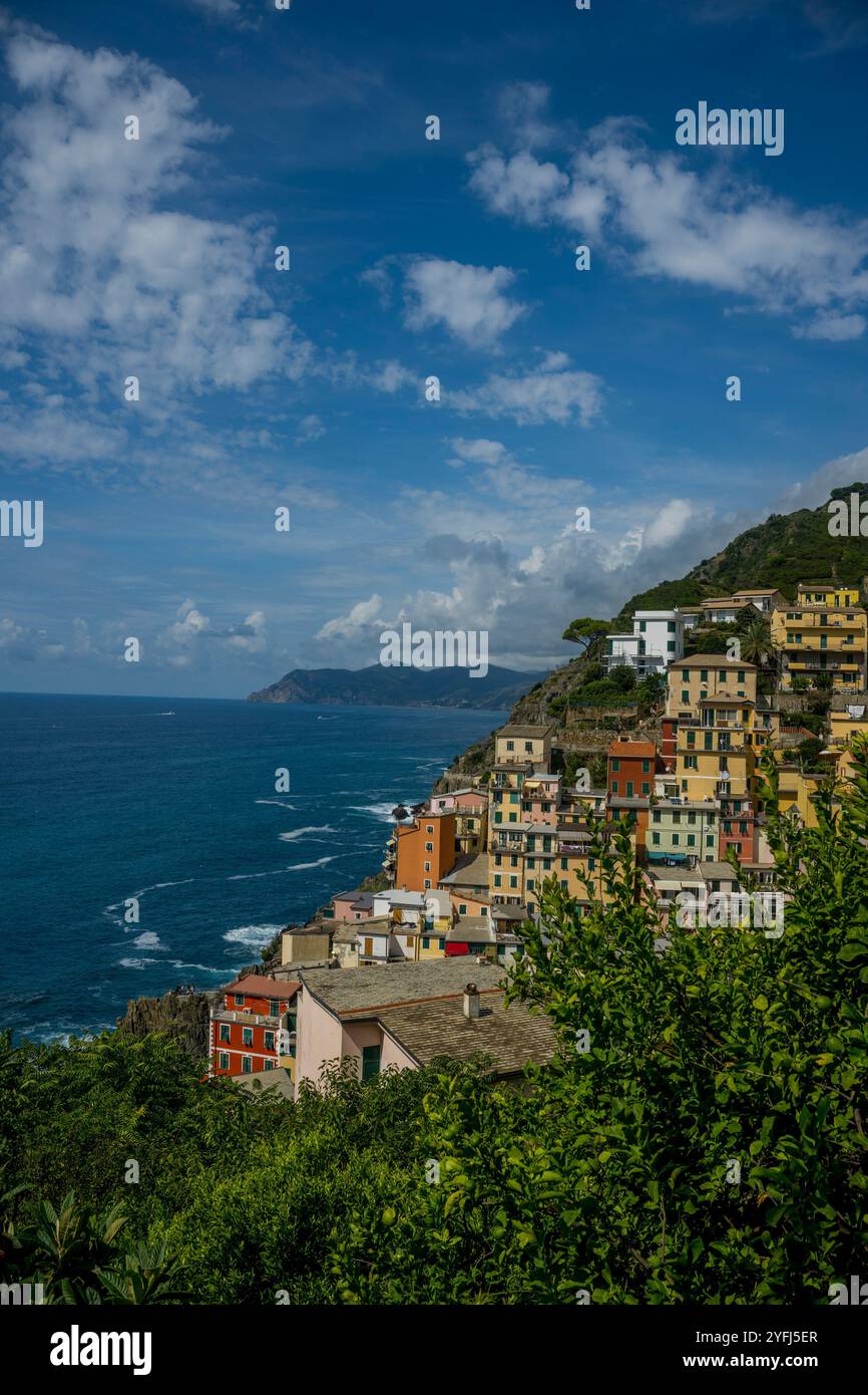 Veduta delle case colorate costruite sulle rocce nel villaggio di Riomaggiore, cinque Terre, provincia di la Spezia, parte della regione Liguria, a nord Foto Stock