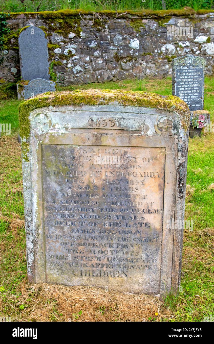 La tomba di John Anderson, soggetto di una famosa poesia di Robert Burns, nel cimitero Kilchuimen Foto Stock