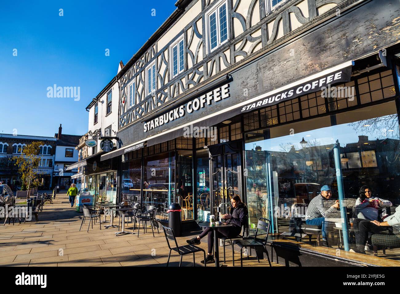 Caffetteria Starbucks in un edificio in stile Tudor presso il Market Place, Hitchin, Hertfordshire, Inghilterra Foto Stock