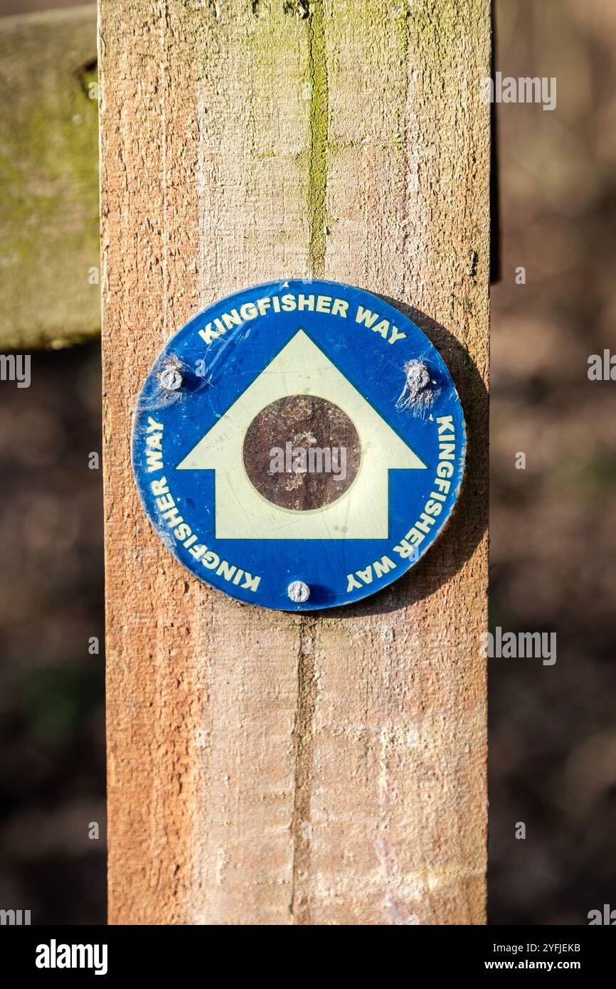 Cartello con indicazione su un palo di legno per il sentiero escursionistico Kingfisher Way, Hertfordshire, Inghilterra Foto Stock